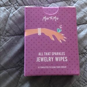 Jewelry cleaning wipes